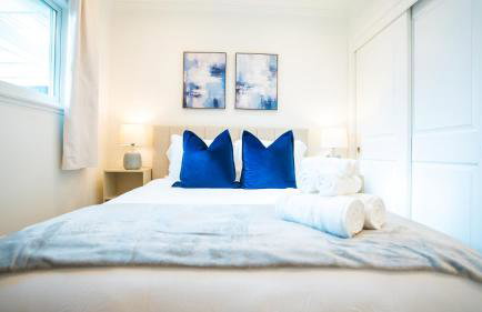 Grand Lux 4BR Prime Location & Serene Yard - Foto 45