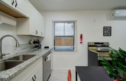 Heart of Houston - 8-BD 4-BA with Yard - Photo 15