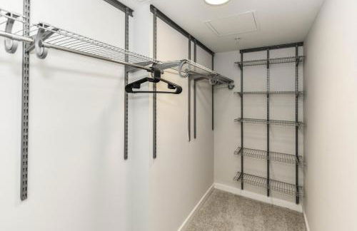 Posh 2BR Retreat Gym, Prkng and Scenic Rooftop - Photo 78