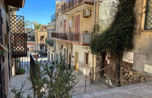 Scalinata del Nespolo Acitrezza - Foto 33