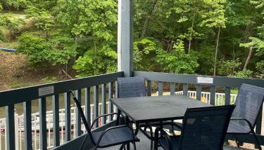 STAIRS OPTIONAL! Lakefront! Pool! On Water! Convenient Fishing! - Foto 2