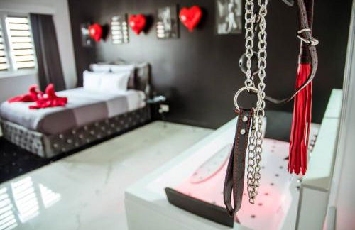 SECRET SUITE "Mr Grey" - Jacuzzi privatif - Gare RER C - Proche Paris - Foto 14