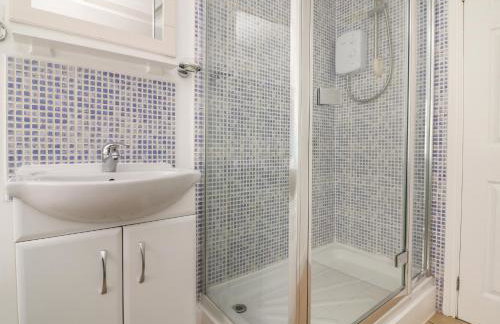 Courtyard Cottage - Photo 15