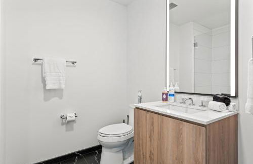 Lux Apts with Lake Views and Top Amenities - Foto 32