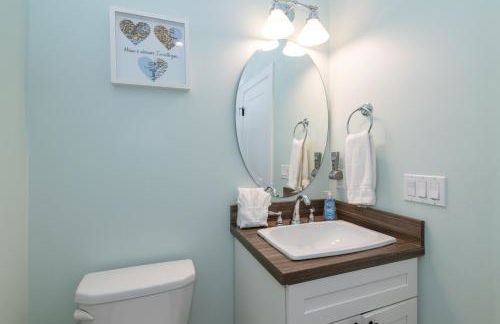 My Blue Haven - Shared lake access across the street! Glamorous home! - Foto 30