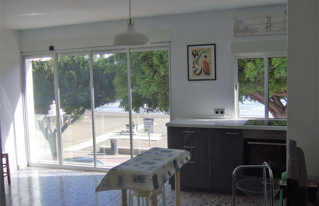 Beachfront House - Photo 11