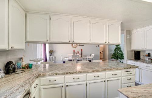 Water Views and Decks Spacious La Grange Retreat - Foto 10