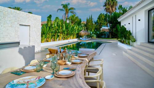 Villa Peman Luxurious Beachside Villa - Photo 4