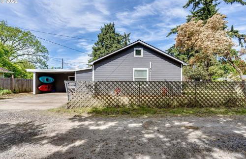 Charming 2 bedroom house 1 mile from U of O - Photo 13