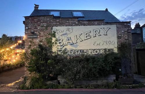The Old Bakery - Stay in what was the dirty dusty old store rooms - Foto 7