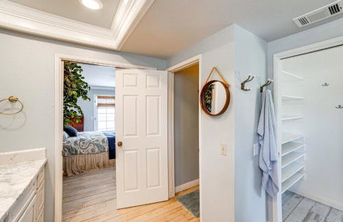 Pet-Friendly Riverside Retreat with Private Spa! - Foto 15