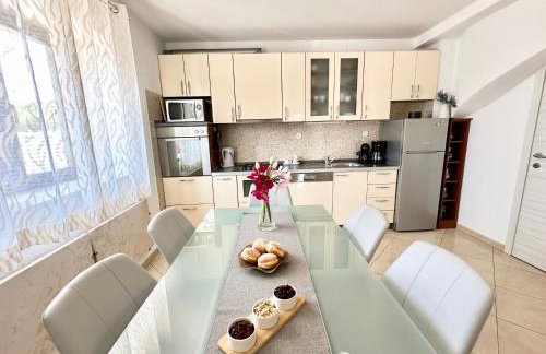 Spacious villa for 10 with a big private pool - Photo 48