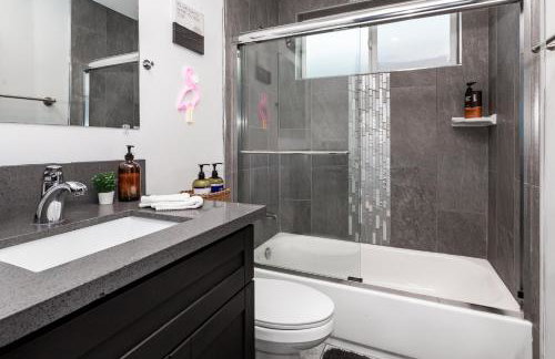 Spacious Luxury Villas in the heart of LA! Free parking and Jacuzzi - Photo 15