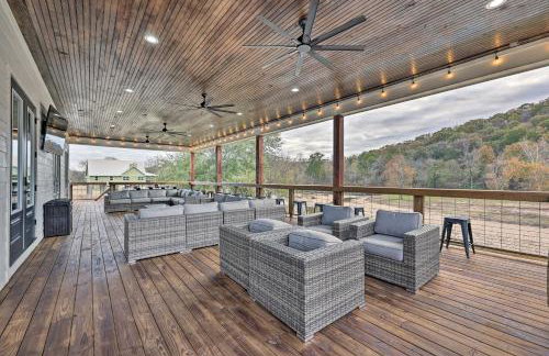 Lavish Riverfront Escape with Gas Grill! - Foto 37