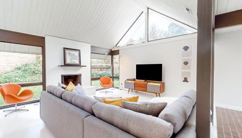 Mid-Century Marvel - Photo 2