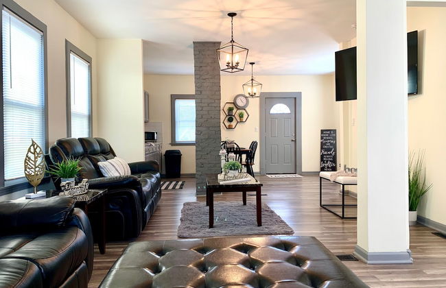 The Southside Villa - With Private Yard & Parking, Near Falls & Casino by Niagara Hospitality - Foto 2