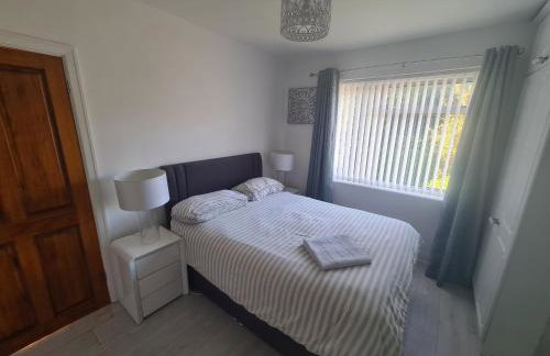 L & J Escapes - 8 Bedrooms suitable for Contractors and Families- Private parking available for 6 vehicles - Foto 33