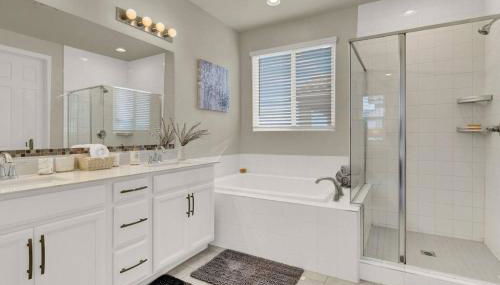 Serenity Retreat: 3BR, Heated Pool, Parking - Foto 5