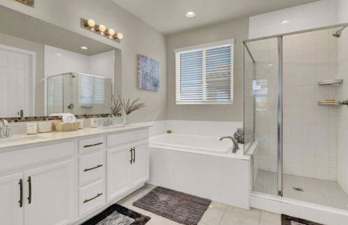 Serenity Retreat: 3BR, Heated Pool, Parking - Foto 5