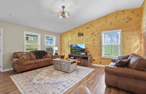 Cabin with King Bed , XBOX, HotTub, Games, Firepit , Stargazing Dome - Photo 36