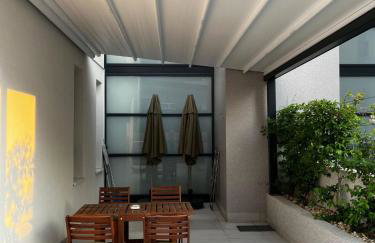 Cozy seaside apartment with private pool & terrace - Foto 13