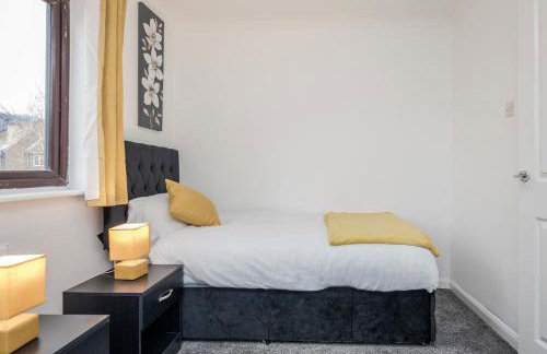 Lovely House in Dagenham / Barking with free parking, WiFi & Garden - Foto 29