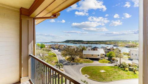 Water-View Condo with Balcony, Smart TVs, Washer/Dryer and Pool - Foto 5