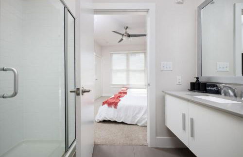 Comfy 2BR-Southtown Near Rvrwalk, Dome & Conv - Photo 10