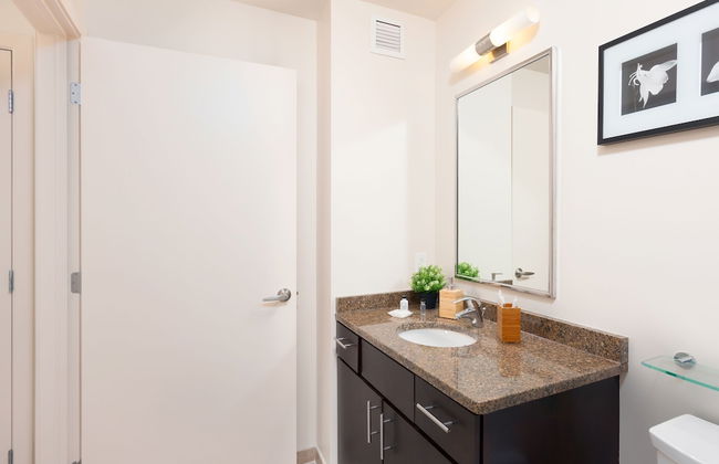 Fully Furnished 2 Bedroom Apartment Near Rittenhouse Apts by RedAwning - Foto 14