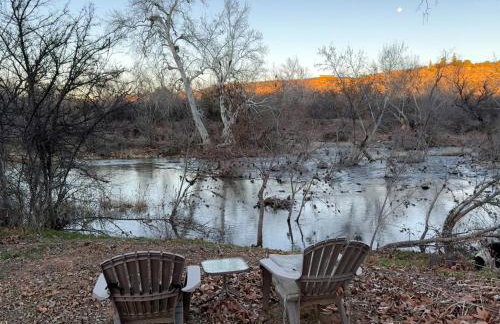 Cozy Creekside Cottage with Deck and Fire Pit in Camp Verde, Arizona - Foto 10