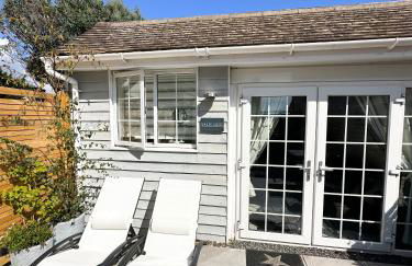 1 Bed Cabin - Sleeps 2 - Pets - Garden - Parking - Photo 1