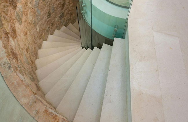 Stunning Villa With Modern Appliances - Photo 36