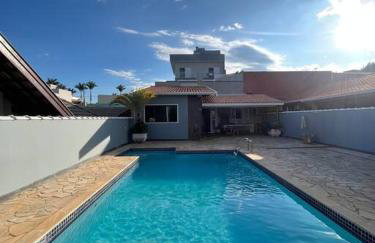 Casa com piscina em condomínio fechado - Foto 1