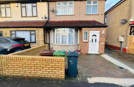 Welcome to This Newly renovated 4 bedroom cozy & charming home in Dagenham, East London - Foto 27