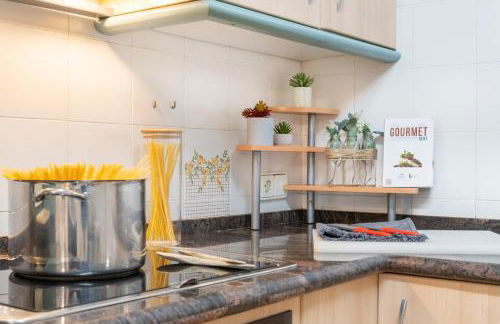 "Charm & Cozy 4BR - 3BA with Pool & Barbecue" - Photo 29