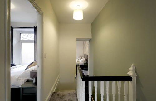 Spacious 3BR Home w Terrace - Ideal for Groups - Photo 15