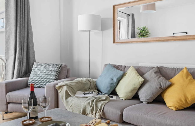 Chandlers Walk Modern Comfy Family Home in Exeter - Photo 1