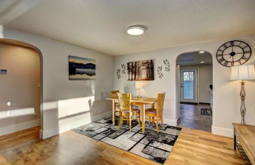 Little Blue Bungalow on Boise's Bench, Pet Friendly, Fully Fenced yard with doggie door! 2 miles from BSU, 5 minutes from Downtown Boise, Desk and workstation for remote workers, 2 TV's large walk-in closet, Good for mid-term stays - Foto 9