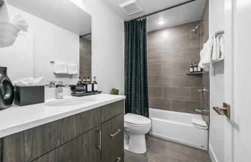 4-Season Modern Mountain Penthouse with Private Hot Tub & Scenic Views - Foto 16