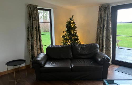 Berryhill East Steading - 3 bedroom 2 bathroom self-catering - sleeps 6 - Private off-road parking - Yard & Shed - Suit Contractors - Peterhead 1 mile - Newly Refurbished - Underfloor Heating - Drying Room - Golf Driving Range - Cafe - Extensive Footpaths - Foto 6