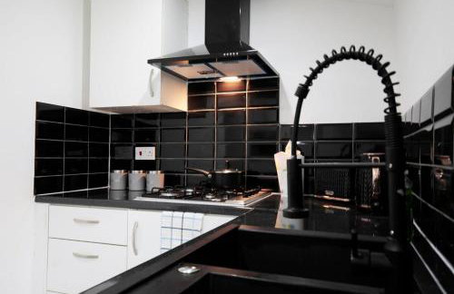 Dixon House, Sleeps 6, Free Parking, Long or Short Stays - by NMB Property - Photo 14