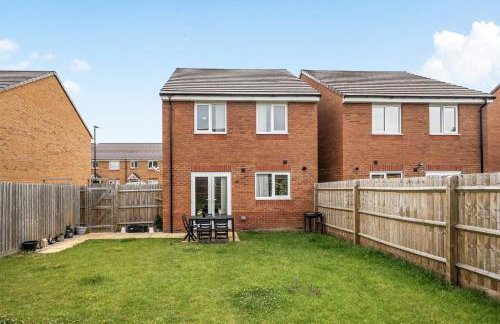 Bright 4 Bedroom Home in Walsall, Free Parking and for EVs - Foto 55