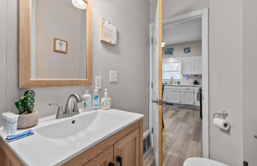 Central Oshkosh Stay - Walk to Lake and Downtown - Foto 25