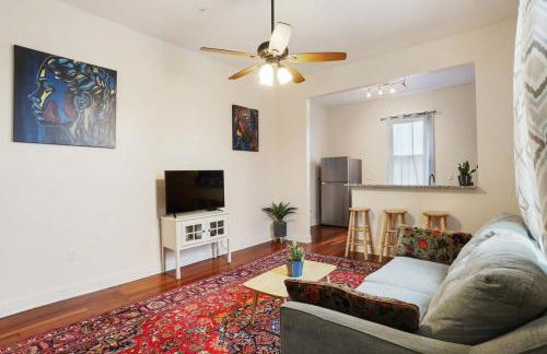 Urban 3 bedroom Local Art Filled Frenchman Oasis - Foto 7