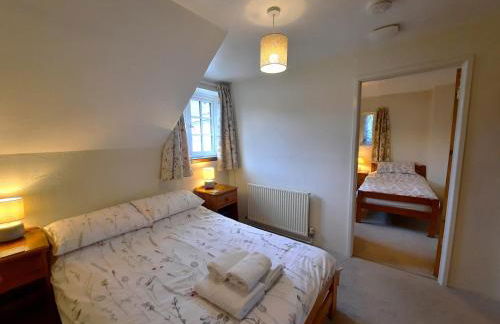 Rural Farm Stay with 6 cottages, 4 miles to Barnstaple, Pet friendly, Daily animal experiences, Outdoor heated pool, Games barn, Free fast WiFi, Free parking - Foto 27