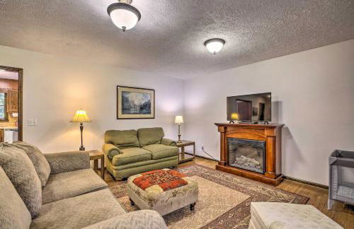 Quiet Home with Fire Pit - 1 Mi to Downtown Acworth! - Foto 3