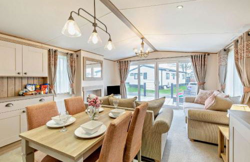 Binky Lodge Stylish Cosy 3-Bedroom Holiday Lodge Hoburne Naish Barton on Sea - Photo 2