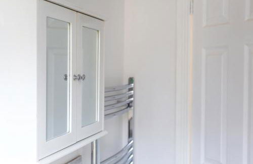 4 Bedrooms Spacious House With 2 Bathrooms Free Parking - sleeps up to 10 guests - Foto 53