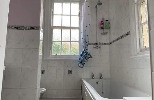 JOIVY Adorable 1 Bed Flat Near West End - Photo 5