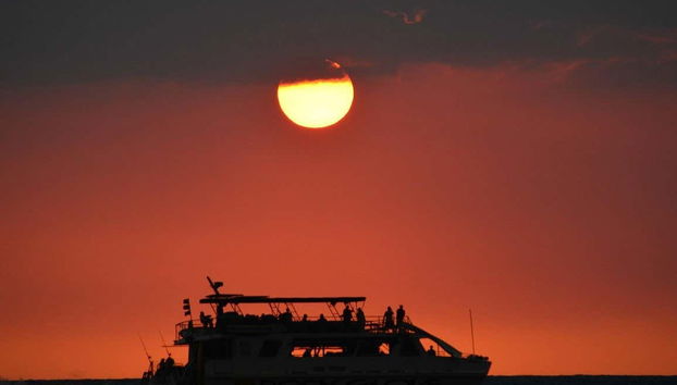 Navegando sob o pôr do sol